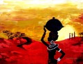 アフリカの日没で瓶を持つ黒人女性